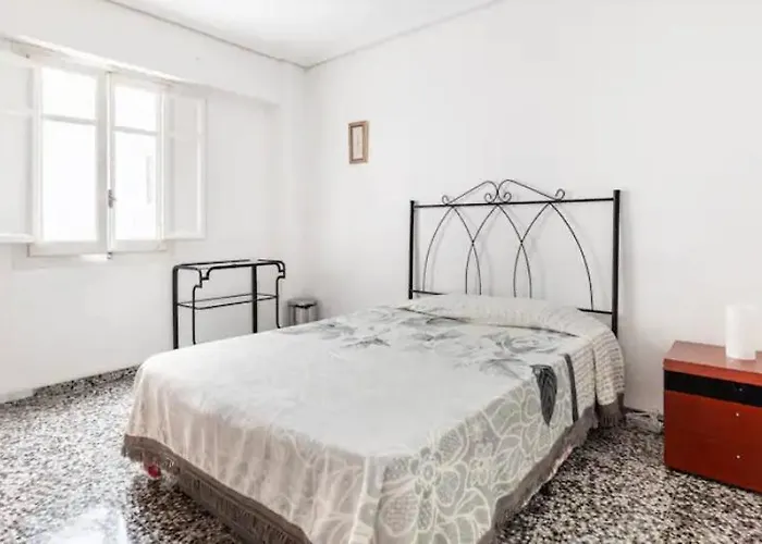 Private In Shared Workstay Valencia
